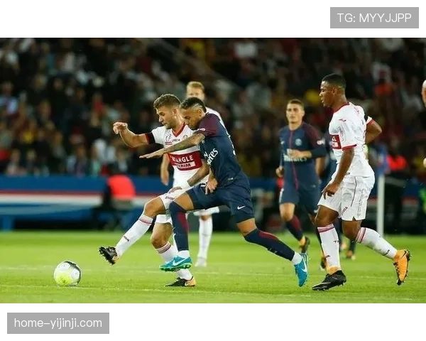 斯特拉斯堡防守端协防默契 重点防范对手快速反击突破